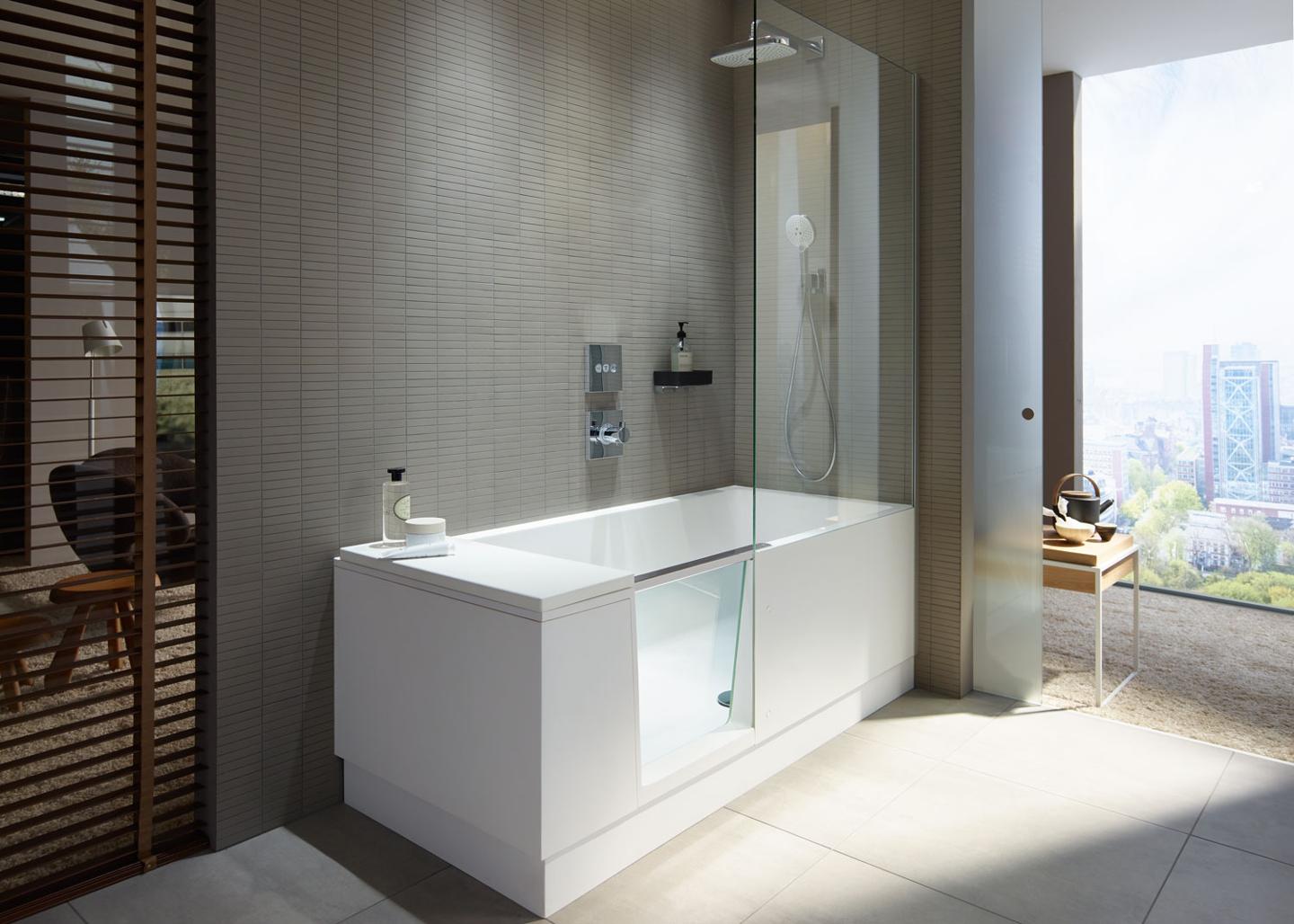 Badezimmer mit Glas-Duschabtrennung