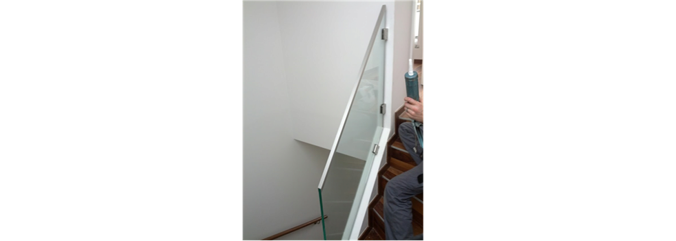 Montage einer satinierten Glastür im Stiegenhaus