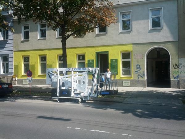 Verglasungsarbeiten an einer Fassade mit Hebebühne